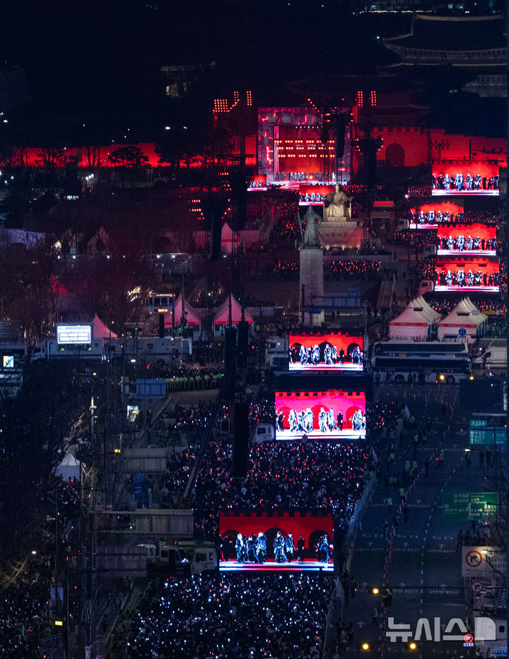 사진출처_ 뉴시스_BTS광화문 공연- 안경숙.jpg